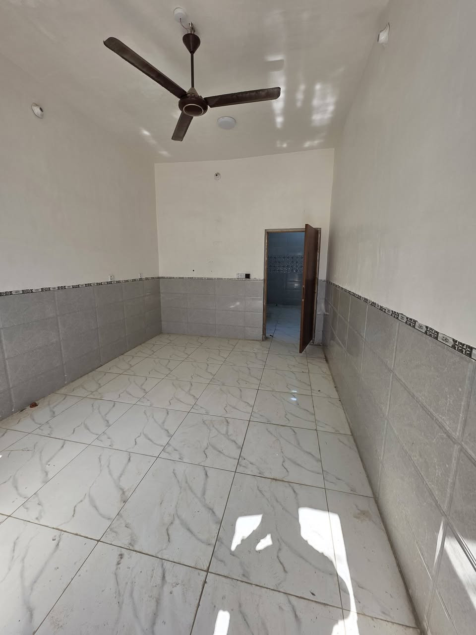 مشتمل للبيع طابق واحد
💢¤طابو   ملك صرف ¤💢 
بناء حديث وشغل درجة أولى 
السعر المطلوب 77 مليون 
صاله ومطبخ واستقبال وغرفه1 ومجمع صحيات داخلي وخارجي 

الموقع  المحاويل  حصن جعفر 
المساحة 》👈》100 متر 

واجه 》👈》5 متر 
نزال 》👈》20 متر 

عرض الشارع 》👈》15 متر تبليط 

للاستفسار اكثر الاتصال على الارقام التاليه 📞📞

***********  - ***********
او زياره مكتب  المحامي العقاري علي راجي العلواني
