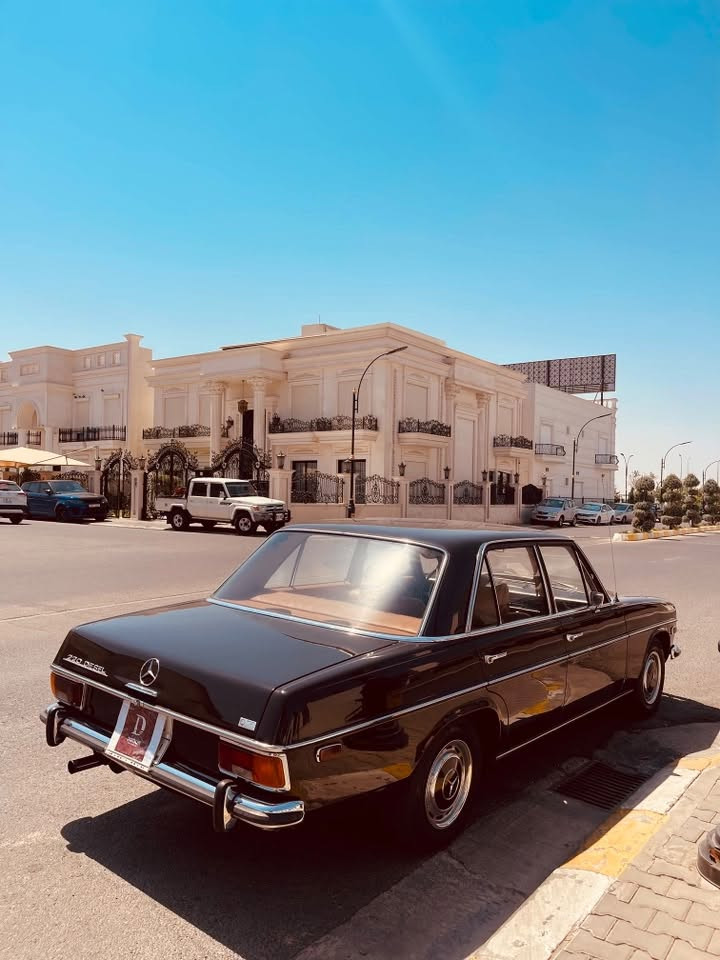 للبيع: مرسيدس بنز 220 كلاسيك - موديل 1969
😍
49,000km ماشي
فرصة مميزة لعشاق السيارات الكلاسيكية، سيارة بحالة فنية ممتازة وتجمع بين عراقة الماضي وراحة الحاضر.
مواصفات السيارة:
الحالة: السيارة بصبغ الوكالة (خالية من الحوادث)، مع وجود بعض الرتوش البسيطة في أماكن متفرقة.
الأصالة: السيارة بجميع قطعها الأصلية (بلاد).
التعديلات: تم تحويل ناقل الحركة (الگير) إلى "أوتوماتيك" لسهولة القيادة.
الإضافات: مجهزة بنظام تكييف (تبريد) يعمل بكفاءة.
الداخلية: فرش داخلي بلون "قيسي" فاخر وأنيق.
الضمان: الوكالة مضمونة وشرط الفحص.
الموقع: أربيل.
للاستفسار عن السعر أو للمزيد من المعلومات، يرجى التواصل عبر الاتصال أو إرسال رسالة على الرقم التالي:
📞 ***********
