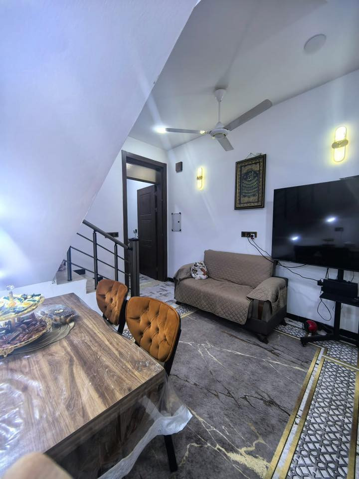 السلام عليكم بيت طابقين بحي الحسين 100 متر حديث درجه اولى 4غرف ومناور تثنين وسطحين امامي وخلفي وحمامين غربي الطابق الاول مرمر الطابق الثاني بورسلين متوفر بالبيت منظومه طاقه شمسيه متجدده تنطي عشره أمبيرات نهاري  إضافه إلى منظومه كامرات حديثه واضحه البيت كامل مابي اي نقص اريد اراوس بشقه بالمجمع لان متعودين على الشقق جنت بتركيا ساكن وبعدين بدهوك كله شقق المواوي مع مساحه من 190 وفوك هاتف ***********
