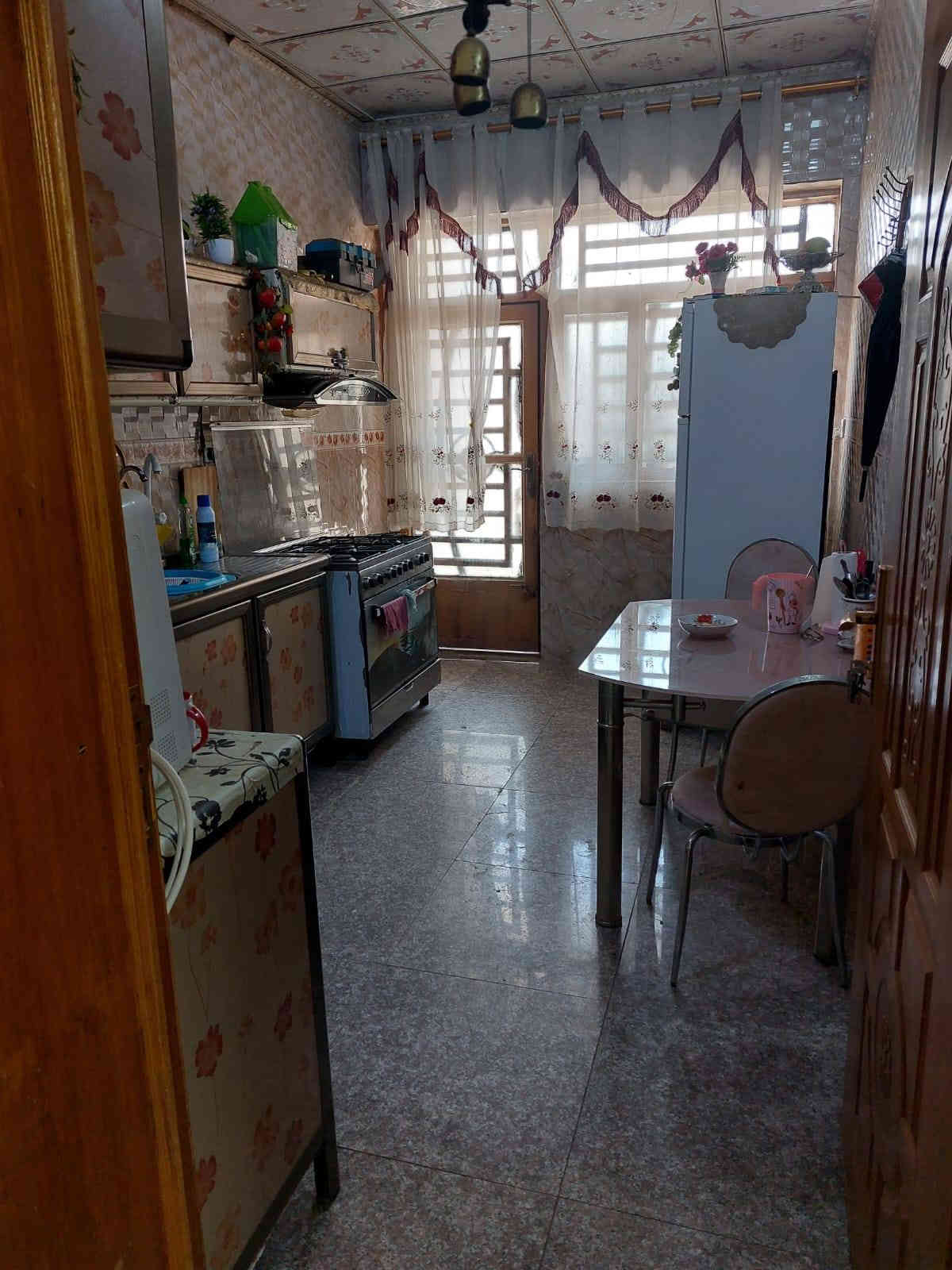 السلام عليكم بيت للبيع مساحه 100م يحتوي علئ 3 غرف في طابق الثاني وطابق الارضي يحتوي علئ ستقبال وصاله وصحيات ومنور سند 25 مباشر من صاحب البيت عنوان البيت كربلاء مجاور حي العباس عامود 25 قرب اسواق سلام للستفسارر ***********
