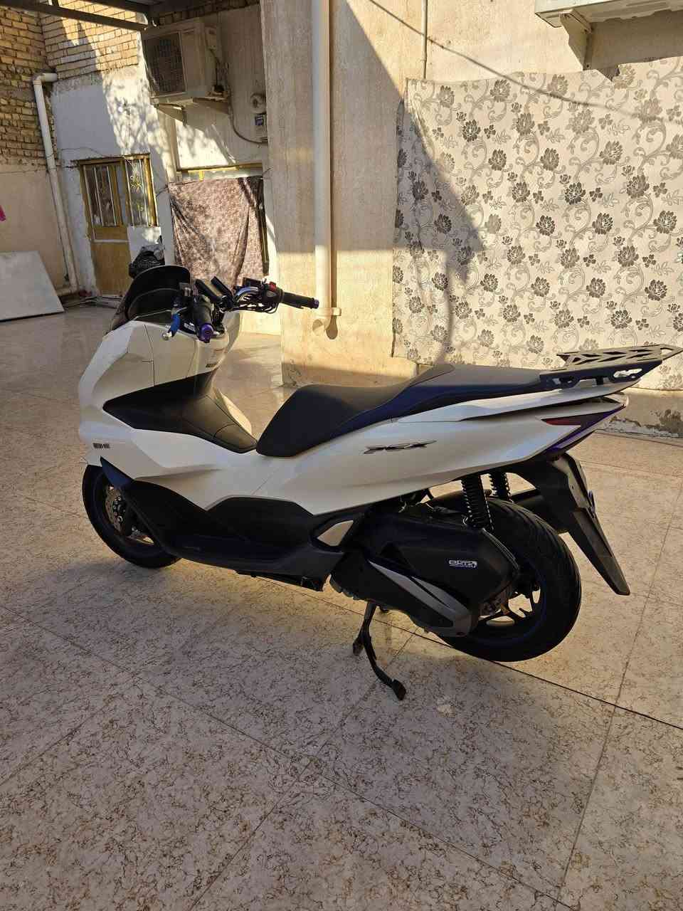 دراجة هوندا بي سي اكس جيل رابع هايبرد
للبيع دراجة بي سي اكس جيل رابع هايبرد
اصدار اليابان مكفولة وبيها ملاحظات بسيطة بالكفر 
موجودة بالصور

بيها نظام توقف ذكي وشحن تلقائي بالسرعة والتوقف
بريكات ABS مانع انزلاق وشوي تزويدات بالدراجة
ستاند موبايل وشاحن موبايل بالدراجة
تدفئة لليدات بلادي

ملحقاتها خوذة لون ابيض اصلية ومرايات جانبية بلادية
ووصل الشراء موجود

موقعي ميسان

للتواصل :
***********
