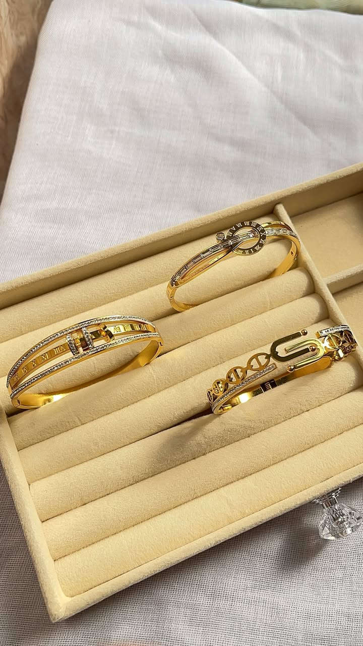 اللي عنده مشروع وحاب يبدي وحاير بشنو يبدي . 
اكسسوارات نسائيه اعلى كوالتي موجود بالسوك مطعمه بأحجار الزاركون الطبيعي وسعرهن مناسب ك بداية مشروع (ابيعهن شلعه كلهن) سعرهن بس ب60الف دينار وبيهن مجال بسيط الي يحب يتواصل يتفضل خاص او على الواتساب ***********
