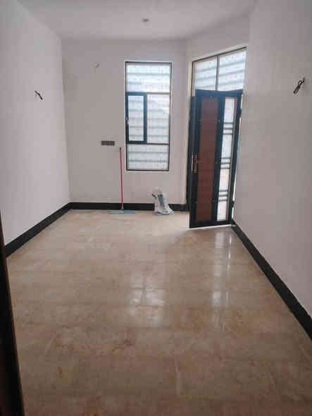 السلام عليكم دار للبيع المساحه 100 متر حي العسكري خلف شارع العسكري الي مقابل حي الوفاء طابقين بناء جديد يحتوي الطابق الاول على غرفه وصاله واستقباله مطبخ وصحيات والطابق الثاني يحتوي على غرفتين السعر 139 مع المجال للاستفسار مراجعه مكتب الرشيد اواتصال بالرقم التالي ***********
