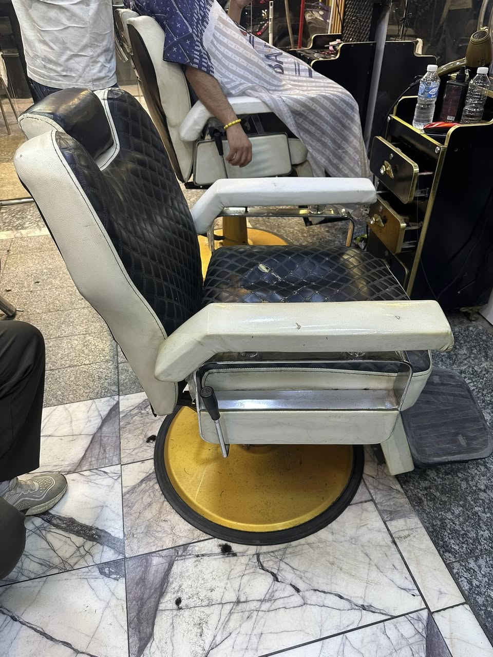 سلام عليكم كراسي البيع العدد3 السعر 150وبي مجال العنوان بغداد المنصور ***********

