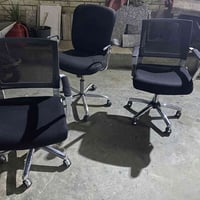 للبيع كراسي مكتبيه نضيفه العدد 6 استخدام قليل 07732108425