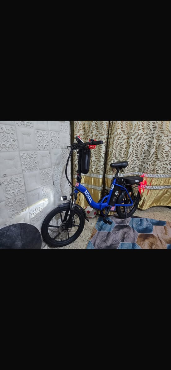 .(TQM DESIGN IN USA تصميم أمريكي) MINAL :الماركة
نوع الدراجة: دراجة جبلية كهربائية قابلة للطي (Folding E-Bike)
لسهولة التخزين والنقل.
البطارية: بطارية ليثيوم قوية من نوع aldoha بجهد 48 فولت (15)
امبير
الإطارات: إطارات عريضة (Fat Tires) من نوع CST BFT بمقاس مثالية لجميع أنواع الطرق (رمل، حصى, أسفلت (0.
ناقل الحركة: نظام سرعات شيمانو (Shimano) يضمن سلاسة التنقل بين التروس.
الشاشة: شاشة LCD رقمية متطورة لعرض السرعة، مستوى شحن البطارية، والمسافة المقطوعة.
الإضافات والمميزات
ا إضاءة LED أمامية قوية للقيادة الليلية الآمنة
v مساعدات أمامية (Front Suspension) لامتصاص الصدمات
وتوفير راحة قصوى.
حقيبة خلفية وحقيبة أمامية إضافية لتخزين أغراضك الشخصية
والشاحن.
مقعد مريح قابل للتعديل مع حقيبة خلفية مدمجة.
اا انم فرامل ديسك (Dis Bks) جا لاسجابة ب السعر ٦٥٠
***********
