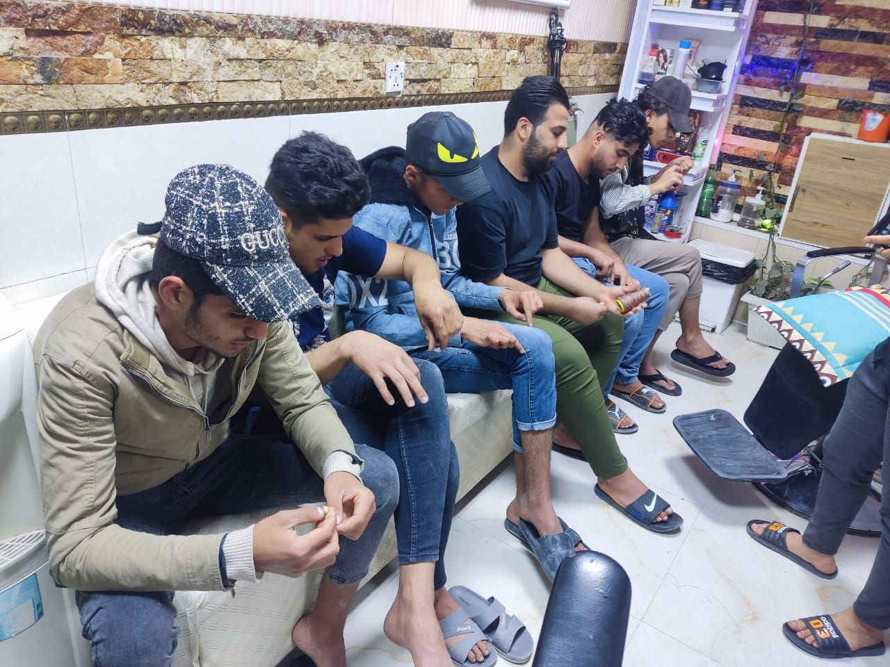 يعلن محل نيولك للحلاقه بأدارة كاظم وكرار🧿
‏عن فتح باب التسجيل لدورات الحلاقه الرجاليه
‏مدة الدوره شهر
‏(نظري+عملي) 
‏*كل الدروس محفوظه الكترونياً على شكل فديوهات تعليميه للمتدرب
‏من الصفر لحد الاحتراف
‏الدوره تشمل كل ما يخص الحلاقه الحديثه من:-
‏تدريج شعر🧵
‏تعلم استخدام نوعين من الخيط(فم+مقص) 🧵
‏تعلم تدريج لحيه🧵
‏تعلم استخدام سشوار شعر🧵
‏تحديد بأنواعه🧵
‏تعلم استخدام جهاز شمع🧵
‏تعلم استخدام جهاز بخار🧵
‏تعلم العنايه بالشعر🧵
‏تعلم جلسة العنايه بالبشره🧵
‏تعلم استخدام جهاز شفط دهون🧵
‏تعلم العمل بالمكينه الثلاثيه الروسيه🧵
‏تعلم استخدام مكينه الانف والاذن🧵
‏تعلم استخدام كاويت شعر🧵
‏طريقه عمل مسرحات شعر🧵
‏طريقه عمل خبطات بشره🧵
‏تعلم استخدام السناره🧵
‏صبغ الشعر+اللحيه وكيفية استعماله🧵
‏تعليم طريقة صبغ اللون السلفري(الابيض)🧵
‏برنامج ادارة المحل🧵
‏كيفية التعامل مع الزبون🧵
‏#العنوان بابل المسيب فرع مرطبات النورس 
‏للحجز والاستفسار على الارقام التاليه او مراسلة الصفحه
‏***********
‏***********
‏_المسيباوي لدورات الحلاقة
‏
