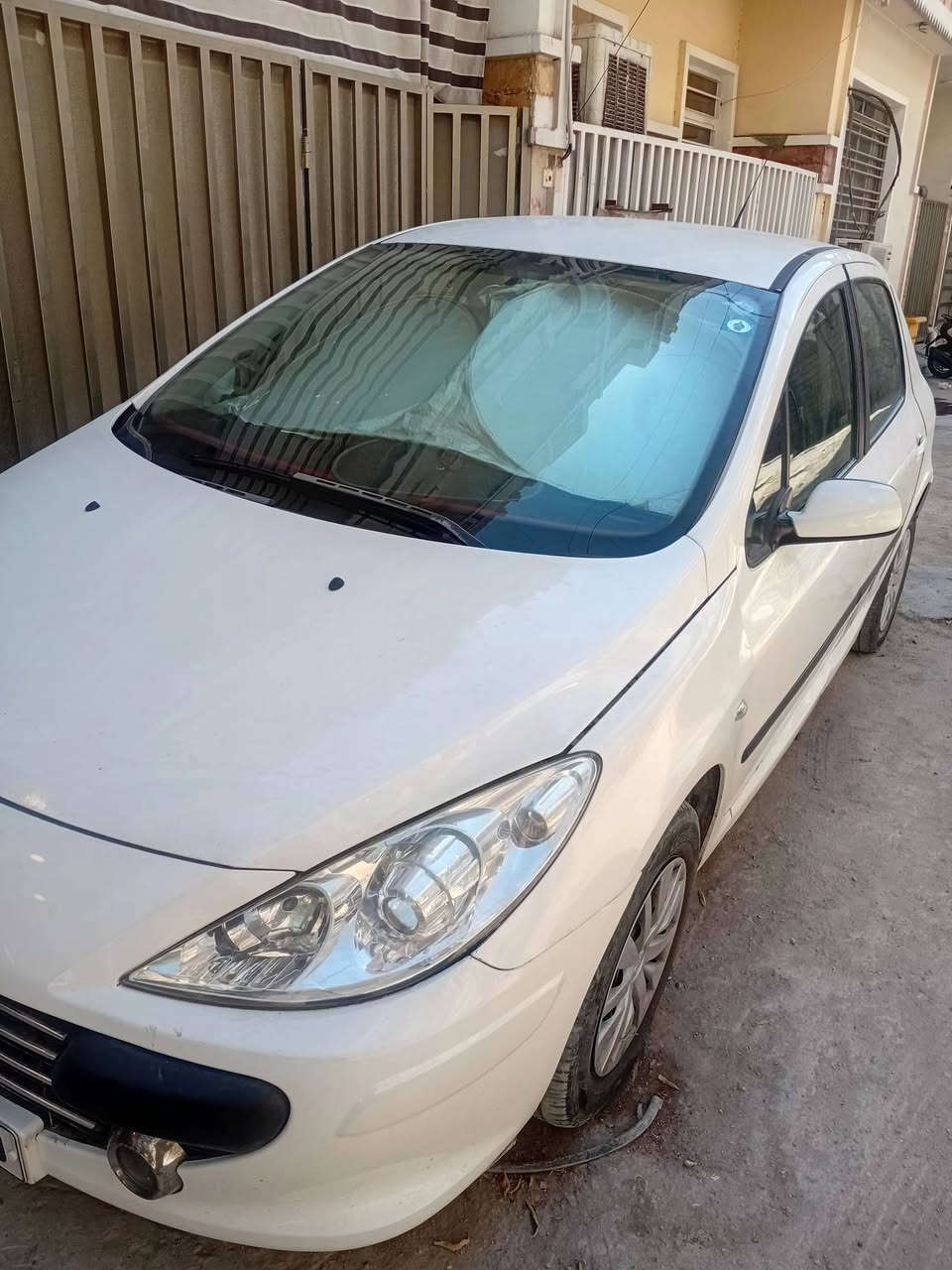 السلام عليكم سيارة بيجو للبيع موديل 2006  307 سنوية 2031 باسمي  رقم بغداد الجديد لون ابيض كير ومحرك بحالة جيدة تبريد شغال وكهربائيات شغالة مسجل شاشة وكاميرة سويج سنتر لوك ....مكان السيارة اعظمية سبع ابكار السعر 57 وبيها مجال الاتصال واتساب *********** ...اوتماتيك
