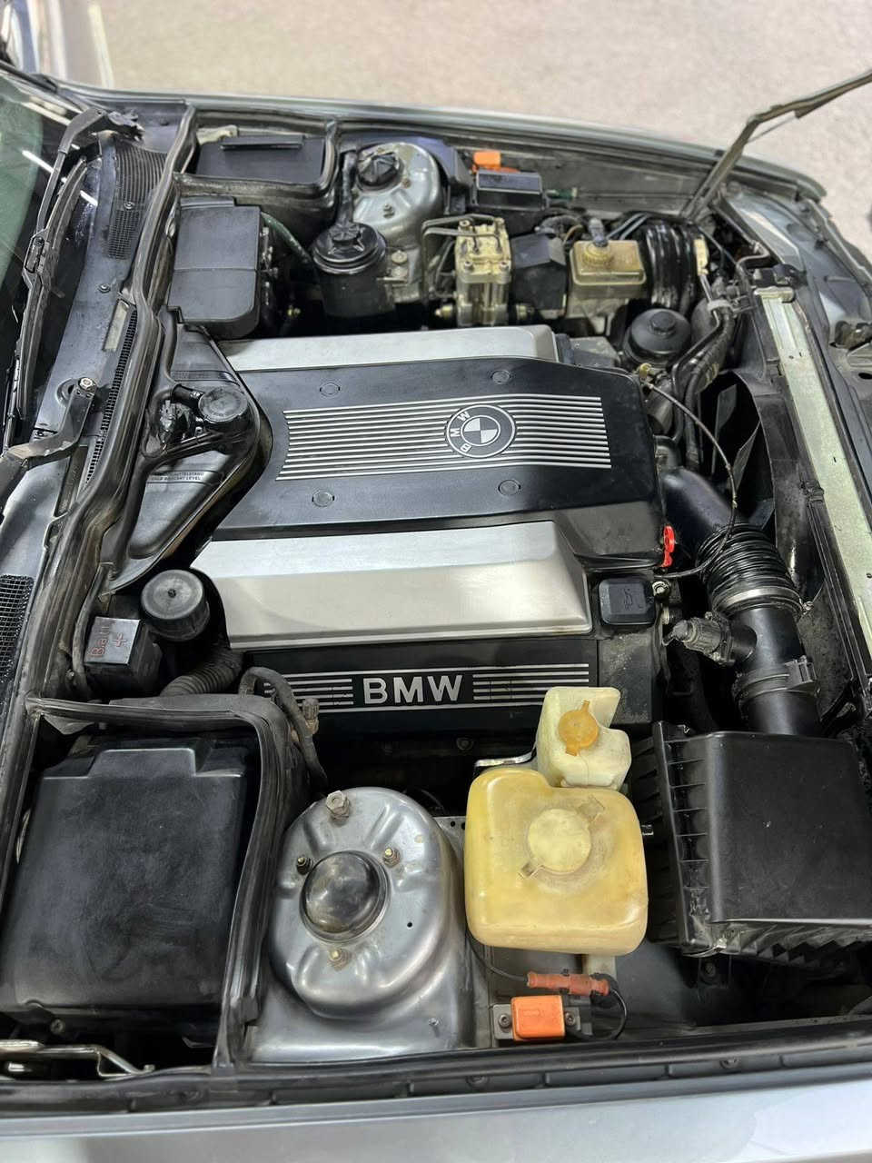 اخوان سيارة بلادية مابيها برغي مفتوح موديل 93 730(8)
ولامعمرة 

سيارة بوند صندوك بخ اثر تقحيل الباقي بدون صبغ

قطعها كلها بلاد مكفولة من دكة جاكوج 

محرك كير ضفيرة كلو شرط 

غرفتها جلد برده خلفية بلاد 

ستيرن كهرب تبريد تدفئة شرط 

صدر أمامي خلفي كلو جديد 

طخم تاير جديد ويل شعاع بلادي 

لايت دخاني مع بكلايتات بلادي 

سستم غاز ايطالي شادو ب 850$ ضمان 

اخوان سيارة جاهزة من كلشي 

كهربائيات كلو شغال 

ترايها شرط زيرو 

كلشي اكو بالسوك ولاتقيموها بالمعمرات 

وشرط بالحقيقة احلى من التصوير 

رقم نينوى جديد سنوية جديد 

تريد تحويل تريد وكالة بخدمتك 

سعرها 85$ وبيها مجال بسيط 

المامشتري يسمعنا كلمة طيبة وبخدمتكم 

مكان السيارة زاخو 

رقم *********** اسيا

رقم *********** واتساب
