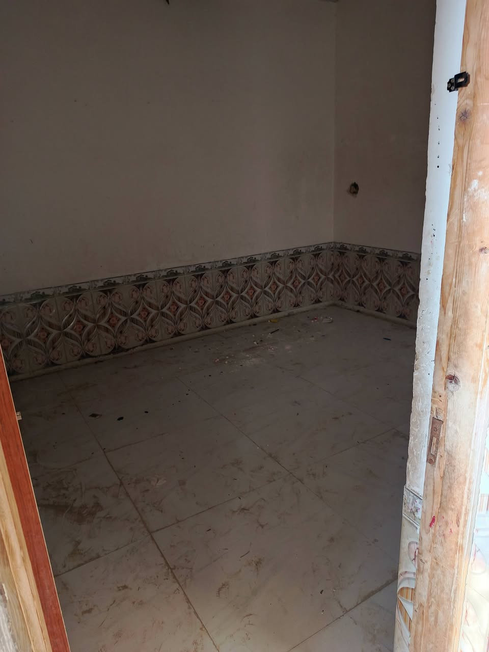 البيت للايجارنجف حي النصر ميلاد بالبدايه قريب للشارع مساحته 100م يحتوي على غرفه وصاله وستقبال سعر الايجار 300 رقم الهاتف ***********
