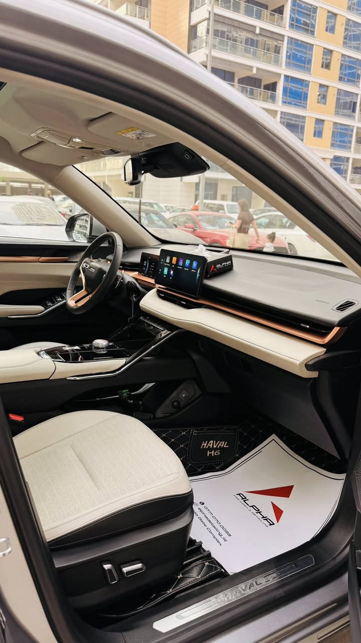 للبيع فقط هافال H6 موديل 2021  فول مواصفات أعلى فئة مكفولة كفالة عامة من كلشي صيانة شركه نهج العراق 
ماشية : 43000 كيلومتر قابلة للزيادة
⚙️ المواصفات الميكانيكية
 • المحرك: 2.0 لتر تيربو، حوالي 201 حصان
 • ناقل الحركة: أوتوماتيكي مزدوج القابض (DCT) بـ7 سرعات.
 شاشة لمس بقياس 12.3 بوصة.
 • الاتصال: دعم Apple CarPlay وAndroid Auto.
 • الشحن اللاسلكي متوفر لشحن الهواتف الذكية.
 نظام صوتي مميز مع 8 سماعات.
 نظام تكييف هواء أوتوماتيكي مزدوج المناطق.
مقاعد أمامية قابلة للتدفئة والتهوية مع تحكم كهربائي.
فتحة سقف بانورامية
 • الفرملة التلقائية في حالات الطوارئ (AEB)
 • مساعد الحفاظ على المسار
 • مراقبة النقطة العمياء لتنبه السائق 
 • كاميرا رؤية محيطية بزاوية 360 درجة
 • مثبت السرعة 
 • نظام التعرف على إشارات المرور
 • 7 وسائد هوائية لتوفير حماية شاملة.
أي صبغ او ضربة ما بيها الا شخط بسيطة
تايرات وباتري جديد واستخدام بانزين محسن وتبديل الدهن كله وكالة فريزر تبريد جديد . مالك اول وضمان ١٠٠الف او ٥ سنين
السعر 180 ورقة
التواصل واتس اب للجادين فقط ***********
