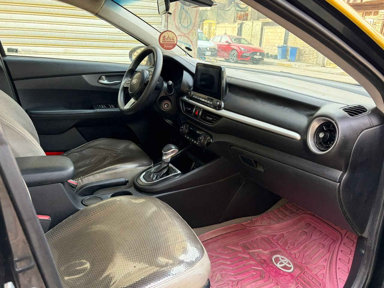 السلام عليكم كيه فورتي للبيع السياره مكفول كفاله عامه بيه قطعه وحده بنيد فقط 
والباقي كفاله قير ايتي  مكينه ما مفتوح ه لاتبخير ولا تنقيص تبريد ثلج وتدفه طخم تأير حداديه جديد ه بسمي مصفره هيئه وقراماات سياره جديده 
مل جاني اتصال وبيك خير وتلل ***********مكان السياره بغداد
