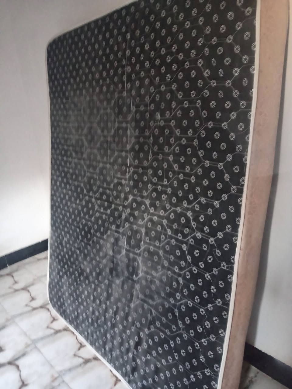 للبيع شارع المطار ٣٠ وبي مجال نفرين ***********
