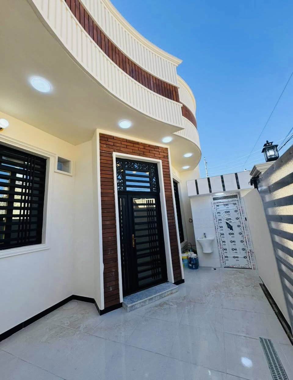 اللهم صل على محمد وال محمد وعجل
فرجهم
السلام عليكم اخوان دار للبيع مساحتها 160
متر الواجهه 8 متر والنزال 20 متر بناء حديث
2026 يحتوي عله غرفتين نوم ا وصاله
ومطبخ واستقبال وصحيات داخليه وخارجيه
عمل درجه اولى مع ضمان بل عمل
العنوان : مغربه للاستفسار التواصل على الرقم***********
