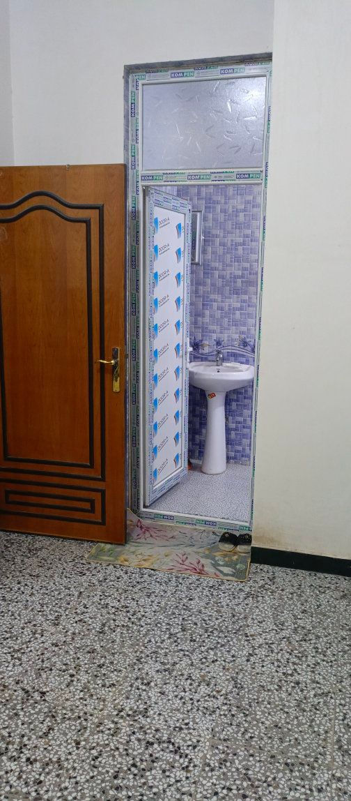 بيت طابو صرف مساحته 140م يحتوي على طابقين الطابق الاول: 
كراج و مجمع صحيات خارجيه ومطبخ واستقبال وهول 7.5×5 وغرفة نوم ومجمع صحيات تواليت وحمام ومنورين خلفي وجانبي 
الطابق الثاني: 
غرفة نوم وصحيات داخلية يعني نظام سويت وهول بنفس مساحة هول الطابق الارضي وسطحين . 
اخوان البيت بناء حديت باجود المواد 
الموقع حي السلام / قرب مدرسة الريادة الاهلية يقع على شارعين عرضهما 20م مقابيله ساحة تابعة للمالية يعني تكدر تستغلها حديقة ومتوفره كافة الخدمات  لمعرفة السعر الاتصال على الرقم *********** علماً اني صاحب العقار...
