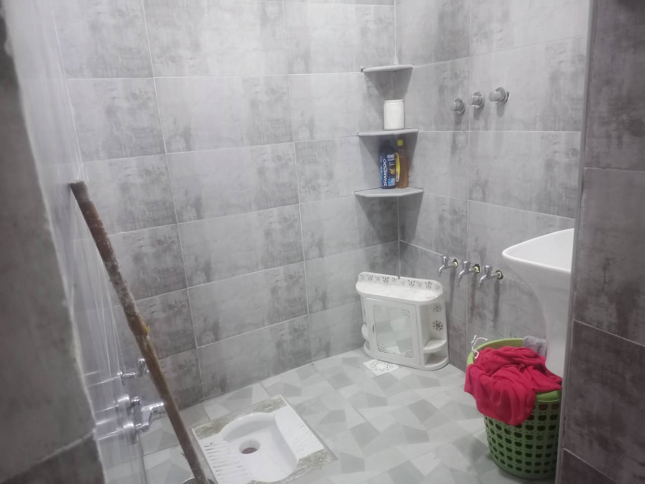 سلام عليكم دار البيع بحي لامين اول ملعب خماسي بنزلته يبعد عن شارع العام حوالي 150م شارع عرضه 8م سند 25يدور بسمك مبشرتن الخدمات تبليط مجاري ماي انتريت ضوي مدارس مقبيل شارع العام ***********
