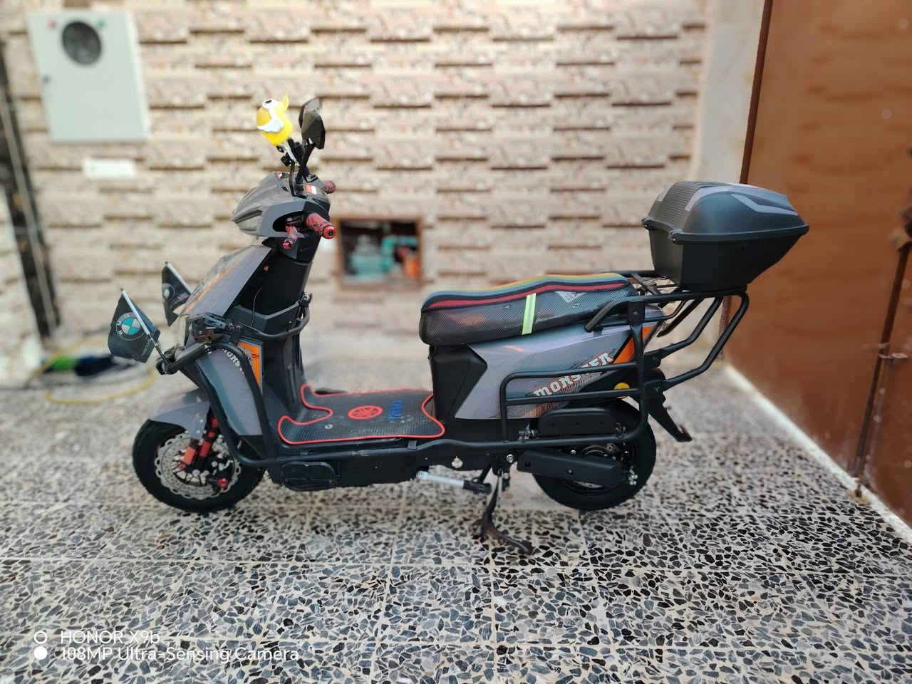 ماتور سكنس وحش ملف 2000 ونص ماتور نظيف مثل ما تشوف العين جلخ واحد ما بيه هسه باتريات بسرعه 99 هذا رقم الهاتف***********
