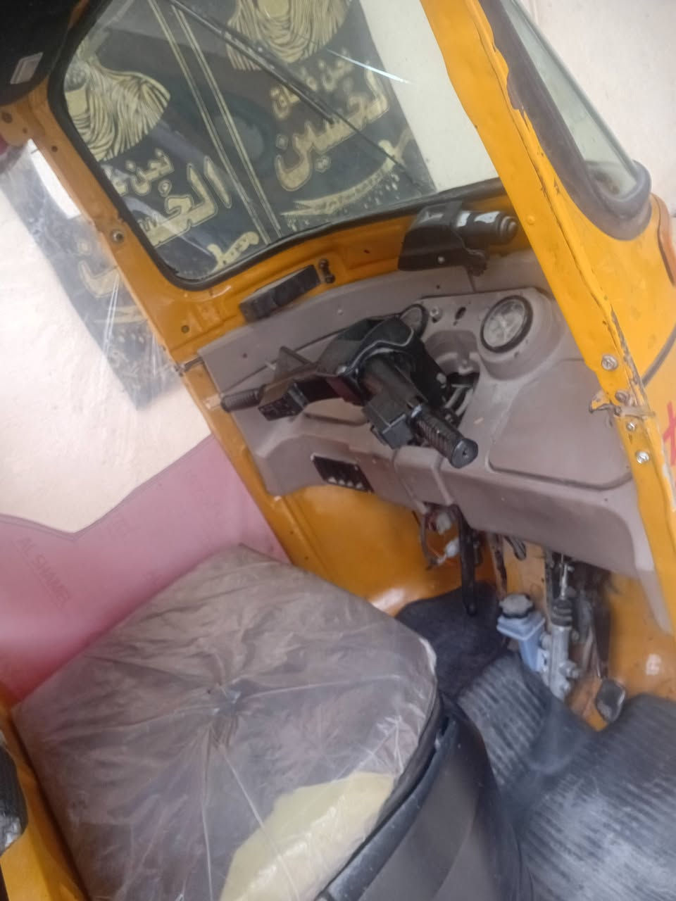 للبيع تكتك رقم بغداد موديل٢٠مكان الرئاسه شارع عشرين السعر ٧ مليون وبيها مجال ***********
