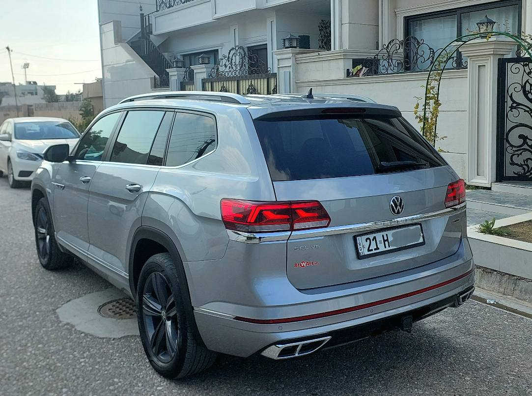 ((سعر مناسب جدا + فول مواصفات + كلين)) 
للبيع سيارة فولكسفاكن اطلس موديل ٢٠٢٢ فول مواصفات ١/١ SEL R LINE لون سلفر كلين السيارة بدون صبغ او تبديل او تعديل عدا PDR على كد ٣ اصابع و ما يبين كير و محرك مكفول و ما مفتوح شرط سيارة ماشية ٥٥ الف ميل او ٩٢ الف كيلو متر سيارة جاهزة سنوية جديد رقم جديد زينكة مدفوع يعني سيارة ربع دينار مصرف مابي شرط التحويل و الوكالة 
اعلی المواصفات  atlas 1/1 :
لايتات أمامية و خلفية LED + زينون + AUTO + لايتات متحركة مع ستيرن 
دعاميات و كت بلادي R LINE رياضي 
ويل حجم كبير اسود مال R LINE 21 انج بلادي 
دبل اكزوز 
هوك لسحب سيارة بلادي 
سقف بانوراما
داخل ١٠ ألوان 
بصمة تشغيل ٤ أبواب وصندوق بصمة
تشغيل عن بعد (Remote Start)
صندوق شفط كهربائي
نظام قيادة ذاتية / ٣٦٠ درجة رادار
رادار أمامي
 (تحديد مسار)
رادار جانبي (نقاط عمياء)
رادار خلفي (تحذير من الاصطدام)
كاميرات محيطية 360°
فورويل ٤×٤
صندوق شفط + كهرباء + يفتح بتمرير الرجل 
سستم سماعات FENDER
بردات خلفية بلادية 
٣ مقاعد ٦ راكب كشنات VIP 
٣ قطع تبريد و يمكن تحكم بيه من الخلف 
شاشة إلكترونية(ديجتال) + شاشة كبير و كامرة دوارة ٣٦٠ درجة
كشنات جلد + كشنات أمامية كهرباء + كشنات خزن ٣ وضعيات + كشنات تدفئة و ستيرن تدفئة 
داخل لونين اسود + قهوائي + كاربون فايبر 
داخل كامل اضوية LED و يمكن تحكم بيه من الشاشة 
تحكم وضعيات القيادة Drive Modes (NORMAL +ECO +SPORT +COSTM ) 
و بيها وضعيات ثلوج و طين و شارع ٥ وضعيات 
تبريد مركزي لمس
هاند بريك بصمة
Android Auto 
Apple Car Play 
مانع انزلاق+ABS
محرك ٦ سلندر ٣.٦ بدون تيربو مرغوب 
شاشة كبيرة لمس
حساسات خلفية + امامية 
تحكمات استيرن فول + تحديد سرعة 
اوتو ستارت Auto start 
اوتو ستوب Auto Stop 
شحن واير ليس 
كل اماكن مختوم R LINE 
و بعد مواصفات هواية مكان سيارة كركوك سعر ٢٦٥ و بي مجال بسيط جدا رقم موبايل *********** كركوك, العراق

