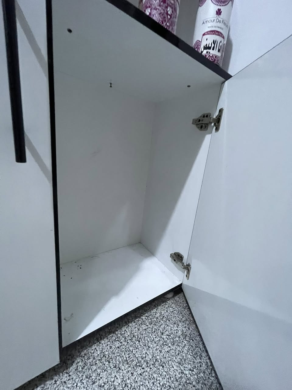 فاترينه تفصال نضيف نفس ما واضح بالصور بيه مخزن واناره الطول 3متر والعرض 2ونص تصلح محل نقلات كوزمتك محل عطور محل ملابس سعر كلش مناسب ب550العنوان بصره 
واتساب ***********
