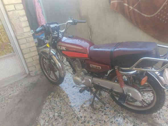 السلام عليكم شباب دراجه ايراني ٥كير مكينه ناعمه دراجه حلوع نضيفه مال بيت اروح بيها للشغل وارجع اصوليه مكاني بغداد المعامل سعرها ٥٠٠بيها مجال***********
