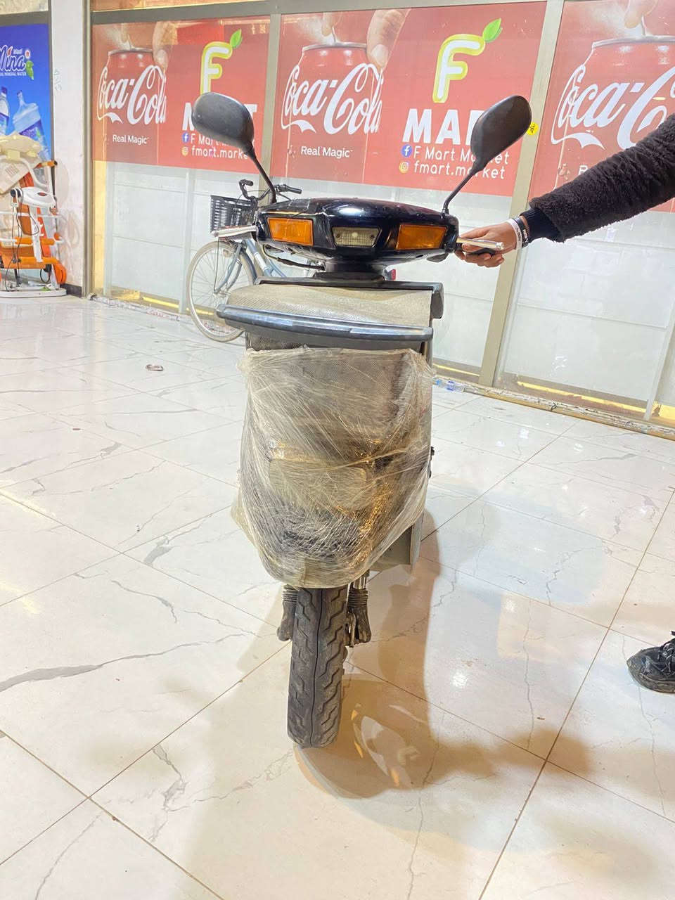 ماطور ياماها للبيع نضيف اي عيب ما بي كهربائيات كامل شغال سلف شغال كفرات نضيف بك لايت شغال اشاير شغال عداد بانزين شغال ماطور فقط يرادله تاير كدام سعر 225بي مجال رقم ***********
