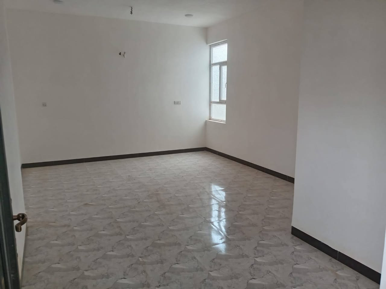 بيت جديد للايجار  غرفتين مع صاله ومطبخ وضيوف معزوله كامل المواصفات والخدمات طابق ثاني المساحه 150متر الموقع الدوانم قرب جامع البر الرحيم 
 سعر الايجار 250 الف 
للاستفسار الاتصال ‏‪***********‬‏ أو ***********
