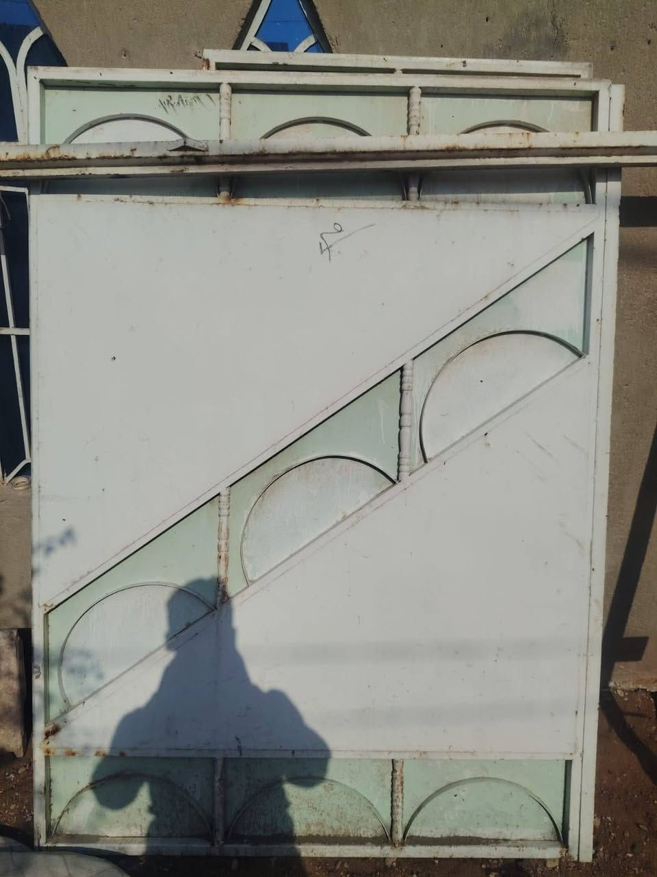 سلام عليكم باب نضيف بدون خياسات كامل هوة والجرجوبة حتى القفل شغال ليفيده يراسلني خاص او واتساب ***********
