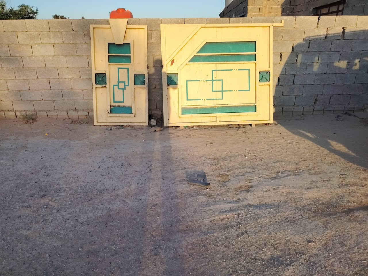 باب سياج للبيع كامل
سجه ونرمادات كبل شده
سعره 350 وبي مجال لشراي
مكاني الحصوه ***********..***********
