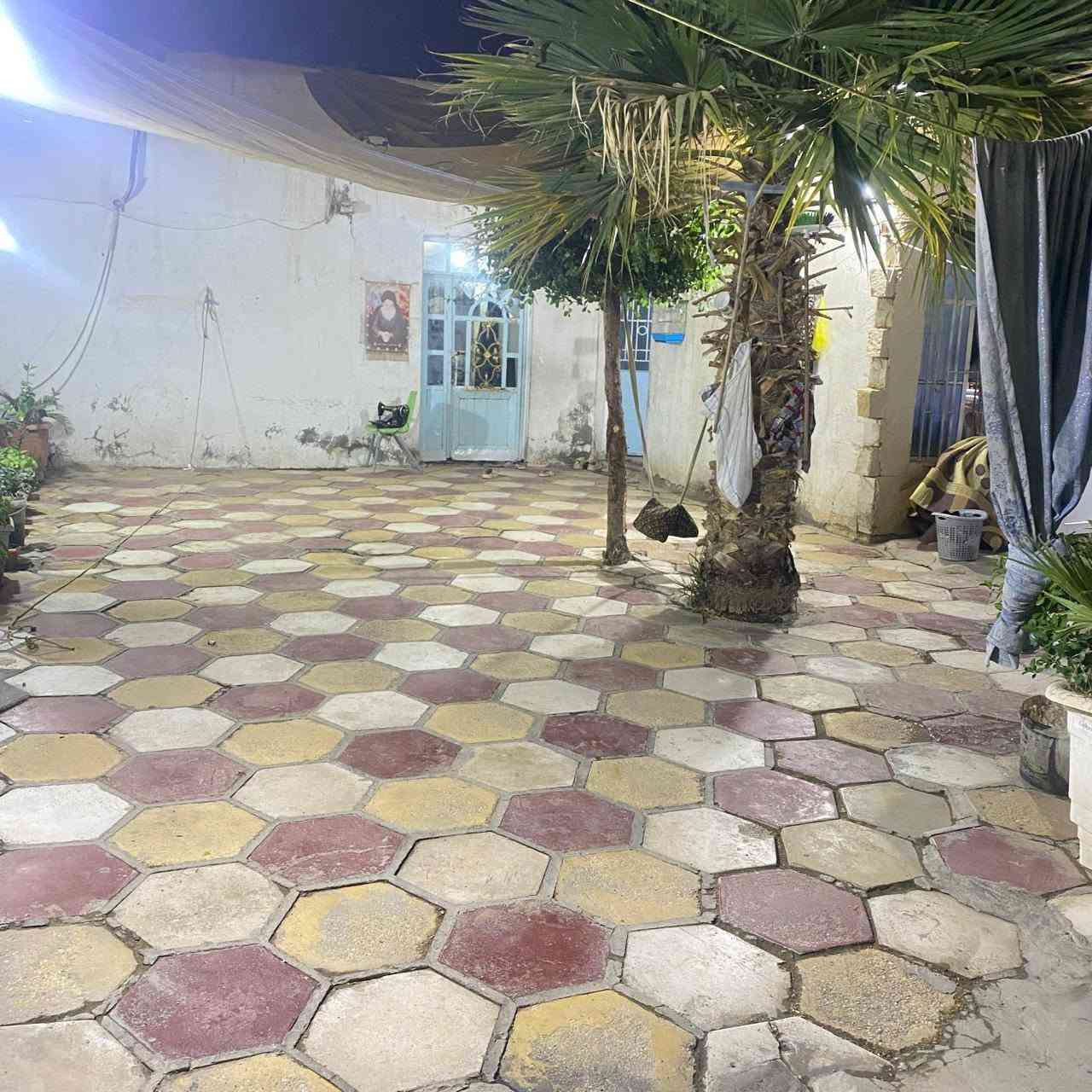 بيت البيع النجف الاشرف كوفه شارع المعمل مساحه 200  غرفتين وصاله  واستقبال  صحيات خارجيه وطارمه كبيرة ومكشوفه داخليه سعره 55 وبي مجال للاستفسار على الرقم ***********
