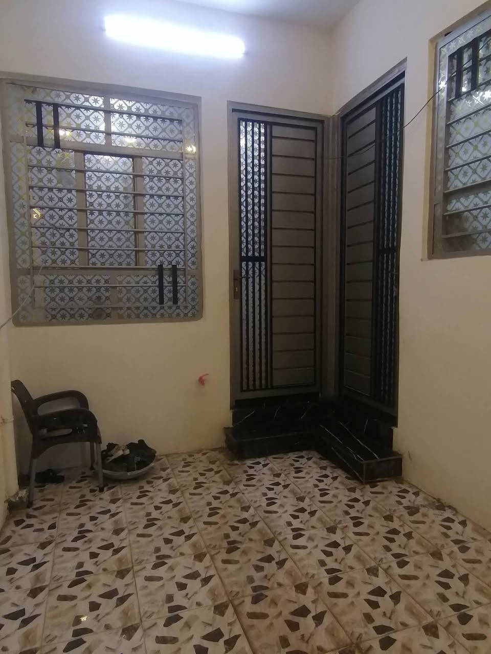 بيت للبيع مساحته 110 أمتار حي الانتصار شارع 30 مقابيل أسواق حسام تبليط وخدمات كامله سند ملك صرف طابو الزهور شرط التحويل
يتكون من غرفتين نوم وهول واستقبال ومطبخ ومشتملات وبيتونه

السعر 68 وبي مجال للتواصل الاتصال

***********
