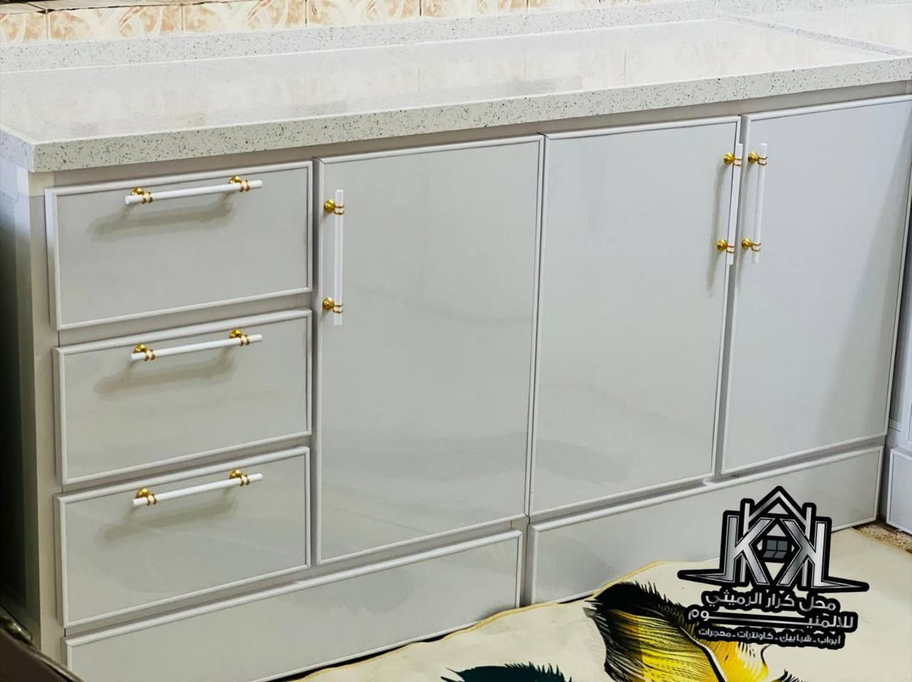 ✨ محل كرار الرميثي للألمنيوم ✨
يقدّم لكم كاونتر مطبخ فاخر بديكور كلاسك بتصميم أنيق ولون أبيض راقٍ يضيف لمسة فخامة لأي مطبخ.
🔹 المواصفات:
✔️ هيكل متين — داخل البوري محشي بخشب قوي لزيادة الصلابة والتحمل
✔️ الأبواب من الخارج يوفي عالي الجودة ومن الداخل مغلفة ببليت لحماية إضافية وعمر أطول
✔️ نرمايد هايدروليك داخلية ضد الصدأ لفتح وغلق ناعم وعمر استخدام طويل
✔️ حشوة قاطع للأرضية مع رفوف تتحمل أوزان عالية ومقاومة للبكتريا
✔️ سطح الكاونتر من كوارتز مرمر – حجر طبيعي فاخر مقاوم للخدوش والحرارة
✔️ حوض ستيل هدية مع التركيب
⭐ تشطيب احترافي وجودة عالية
⭐ تصميم عملي وفخم يناسب المطابخ الحديثة والكلاسك
⭐ كامل المواصفات مع ضمان
📍 زورونا في محل كرار الرميثي للألمنيوم
نقدّم أفضل التصاميم وأجود المواد بأسعار مناسبة
للاستفسار الاتصال على الارقام او مراسلة الصفحه او زياره موقعنا الكائن في  الرميثة حي الشهداء قرب مستوصف الزهراء مقابل مطعم لاريف
 ***********
***********
