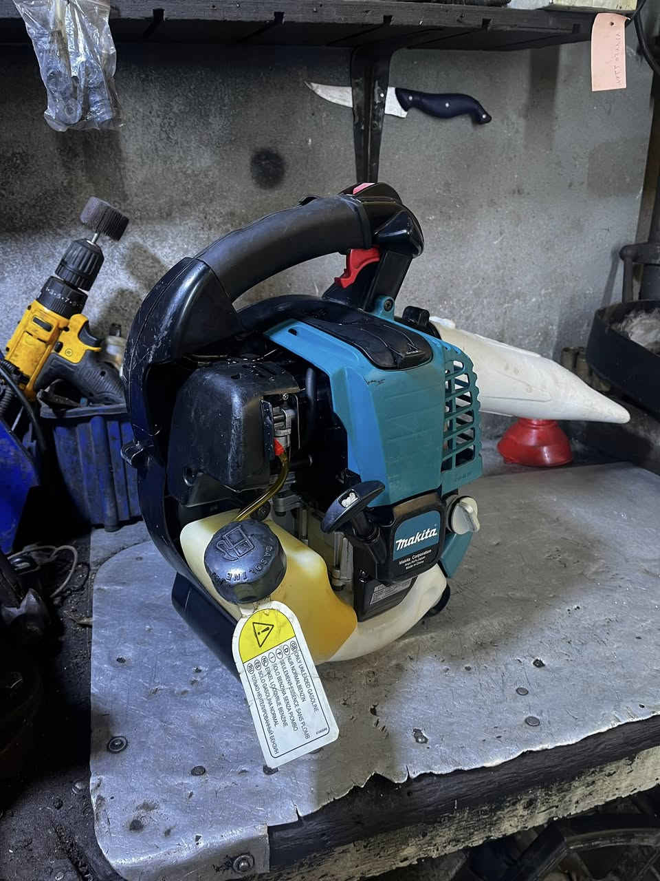 السلام عليكم منفاخ مال هواء للبيع ماكيتا اصلي غير مشتغل جديد ولفات دهن وحد وبانزين وحد السعر١١٠وبي مجال بغداد***********
