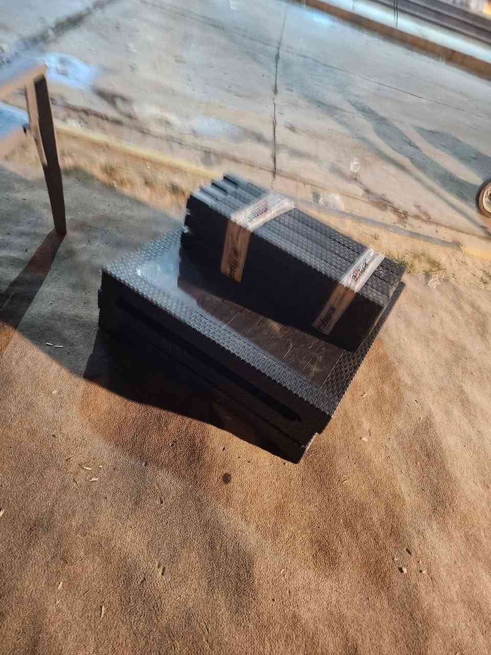 سلام عليكم
عندي ٣ ميوزه جديدات مستخدمات اقل من شهر و ١٠ كراسي بيهم كم وحده تعبانه 
***********
