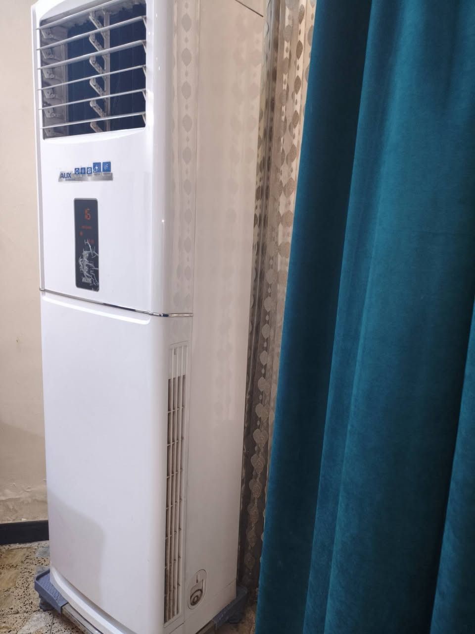 بيع مستعجل 📢📢
سبلت اواكس 3 طن كنتوري للبيع بسعر مليون و200 الف وقابل للتفاوض 
اخذناه ب مليونين مستعمل قليل ونريد نبيعه ونأخذ سبلت جداري بسبب ضيق المكان 
الشراي يتواصل عبر الواتساب *********** أو خاص الماسنجر
