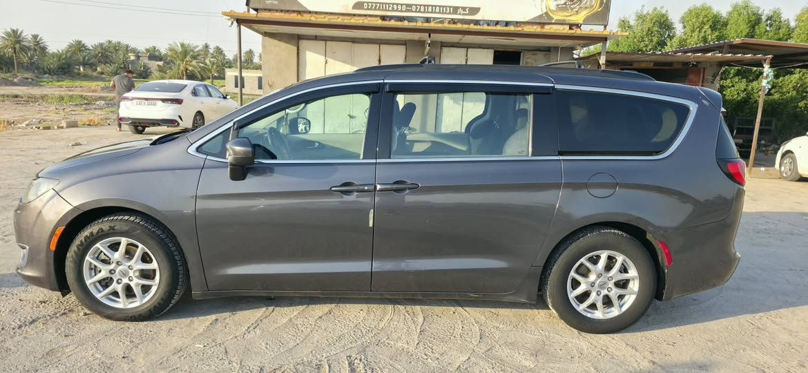 للبيع: كرايسلر باسفيكا (Chrysler Pacifica) - موديل 2022 🚐
سيارة عائلية متكاملة، نظيفة جداً، ومخدومة بأعلى المعايير. لا تحتاج لأي مصاريف، جاهزة للاستخدام المباشر ومفحوصة بالكامل.

​المواصفات والرفاهية:

​المقاعد: مقاعد وسطية منفصلة VIP (مخمل) توفر راحة قصوى للركاب.

​التكنولوجيا: شاشة متطورة تدعم Apple CarPlay و Android Auto لربط هاتفك بالسيارة بسهولة.

​تشغيل ذكي: بصمة تشغيل + بصمة للأبواب الأربعة.

​المقصورة: تحكم ستيرن كامل، كير ماوس، وتدفئة كشنات.

​العملية: أبواب خلفية كهربائية + صندوق (جنطة) كهربائي.

​الممشى: 97,000 ميل.

​الإضافات والرفاهية الإضافية:

​نظام التبريد: تبريد 3 قطع (ثلج/مجمدة) يغطي كافة أرجاء السيارة، مما يضمن برودة مثالية حتى في عز الصيف.

​عزل وحماية: عازل حراري أصلي بالكامل يحمي مقصورة السيارة من حرارة الصيف القوية.

​تجهيزات: مطريات للأبواب، سوباية أصلية فوق السيارة (للمظهر الجمالي أو ربط جنطة سفر).

​فرش وحماية: كاعيات أصلية + حوضية كاملة (تشمل الأرضية والجنطة) للحفاظ على نظافة السيارة.

​الصيانة والأمان (ملاحظة هامة للمشتري):

السيارة خضعت لإدامة كاملة لضمان أفضل أداء وسلامة:

​الميكانيك والكهرباء: الحدادية بحالة ممتازة جداً.

​الأمان: أيرباك الدشبول وأيرباك الستيرن راجعين سستم وكالة (مضبوطة بنظام الشركة الأصلي).

​إدامة المحرك: إدامة كاملة لغرفة الاحتراق، تبديل بلكات، تنظيف بخاخات، وتنظيف "الفيت بم" وإعادته لأنه أصلي (وكالة).

​حالة الحادث والملكية:

​السيارة باسمي (تحويل فقط).

​مبدل 3 قطع (نفس اللون): (قبغ الجنطة، الجاملغ الأيمن، والبنيد).

​ملاحظة الأمانة: البنيد الأصلي موجود ومرفق مع السيارة، والضرر فيه بسيط جداً؛ التبديل تم للحفاظ على المظهر العام للسيارة.

​السعر المطلوب: 21,000 دولار (210 ورقة) 💰

​السيارة بحالة ممتازة ومصانة بالكامل، السعر نهائي للجادين. (شوكت ما تحب نتوكل ونحول).

​للتواصل والاستفسار (اتصال أو واتساب):

📞 ***********

📞 ***********

