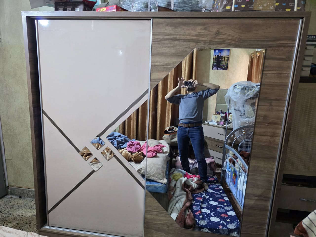 للبيع السريع / بغداد - بغداد الجديدة
دولاب كبير مع مراة + 2 كومدي + كنتور 
مستعمل 
الحالة كما موضح بالصور
السعر 160,000 د.ع نهائي
البيع مستعجل والنقل على المشتري

واتساب : ***********
