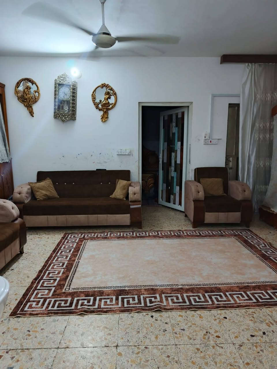 السلام عليكم
بيت ١٠٠ متر متكون من غرفه 
ومطبخ وهول وصحيات جوه وبره وطارمه البيت سند 25 العنوان بحريه طريق النيل القديم شارع الصوره قرب مخازن مرجان سراميك   المراسلة الخاص


**إذا كنت صاحب هذا الإعلان وتريد حذفه لأي سبب، رجاءا أرسل رسالة إلى الدعم الفني**