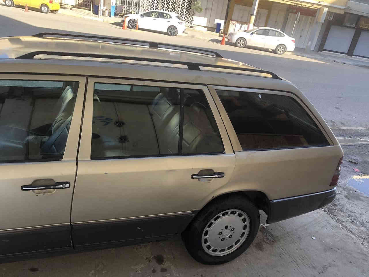 السلام عليكم للبيع او معارض حسب القناعة 
مارسدس استيشن 1989   
محرك 2400   4 سلندر 
كير توماتيك شرط 
طخم تايرات جدد 
سنوية بيضة 2027 
كوبون بانزين بيه 
السيارة مابية شي النضافة مثل ما موضحة
السعر 27 وبيه مجال للطيبين 
للاستفسار ***********
الموصل الايمن
