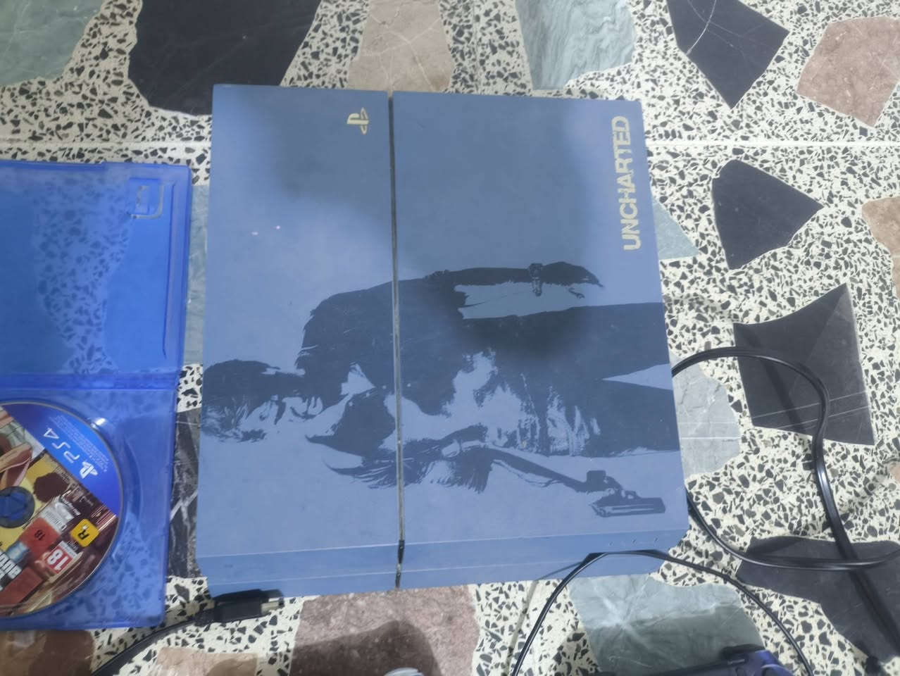 السلام عليكم 
متاح بلي4 فات اشتريته قبل كم شهر لكن ما استعملته بسبب الدراسة نظيف مابي شي ولا مفتوح  الاقراص الي متوفره وياه 
تيكن 7
جي تي اي 5
بيس 2019 كل الاقراص نظيفة ، السعر 200 وبي مجال
رقم ***********
