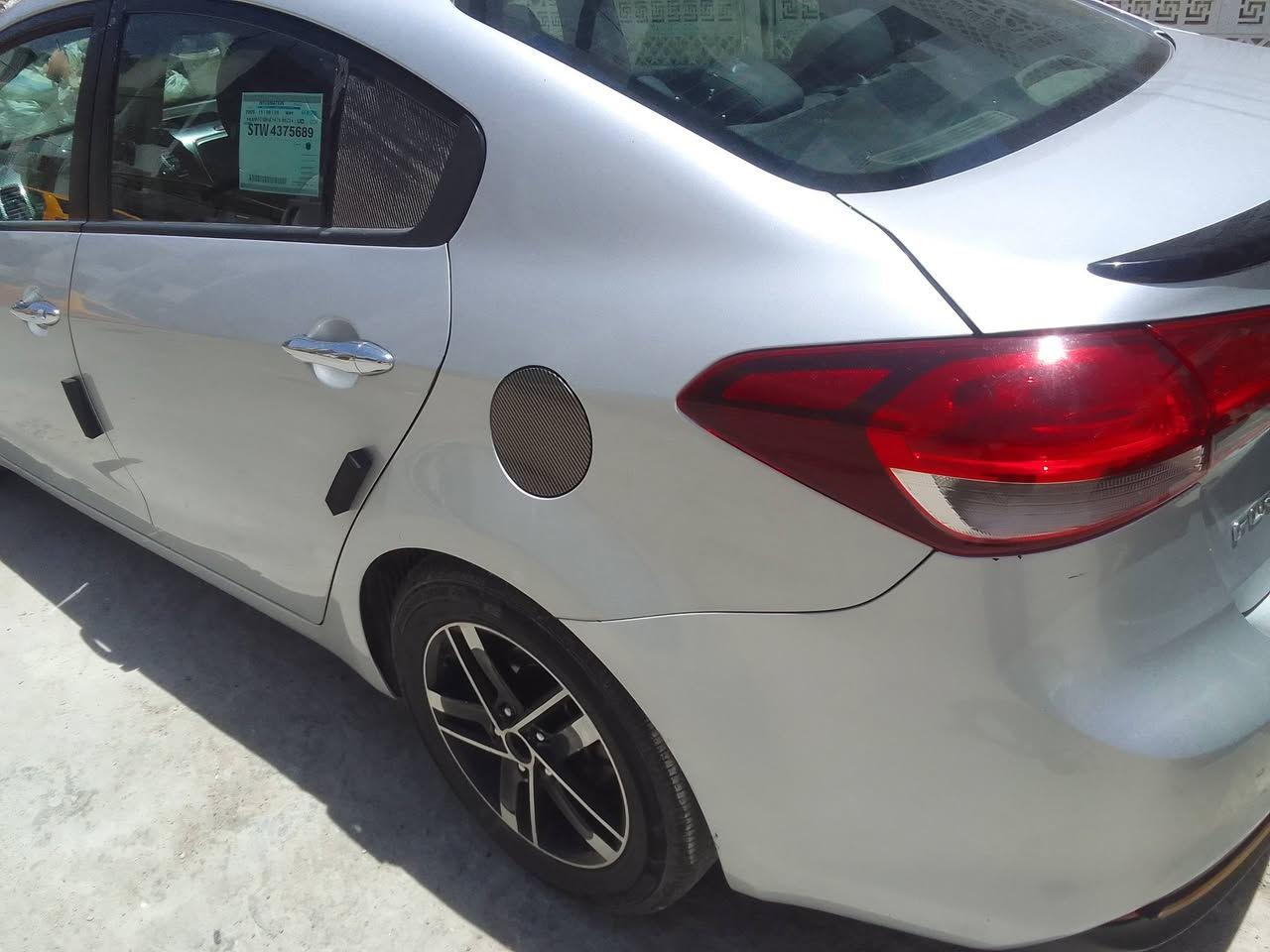 السلام عليكم كيا فورتي للبيع موديل 2018 وارد امريكي ماشية 80 ضربتها بابين وجاملغ بدون تبديل السعر 122 ورقة بيها مواصفات شاشة كاملة مانع  انزلاق تحكم استيرن صدر جديد اللون سلفر للاتصال على الرقم ***********
