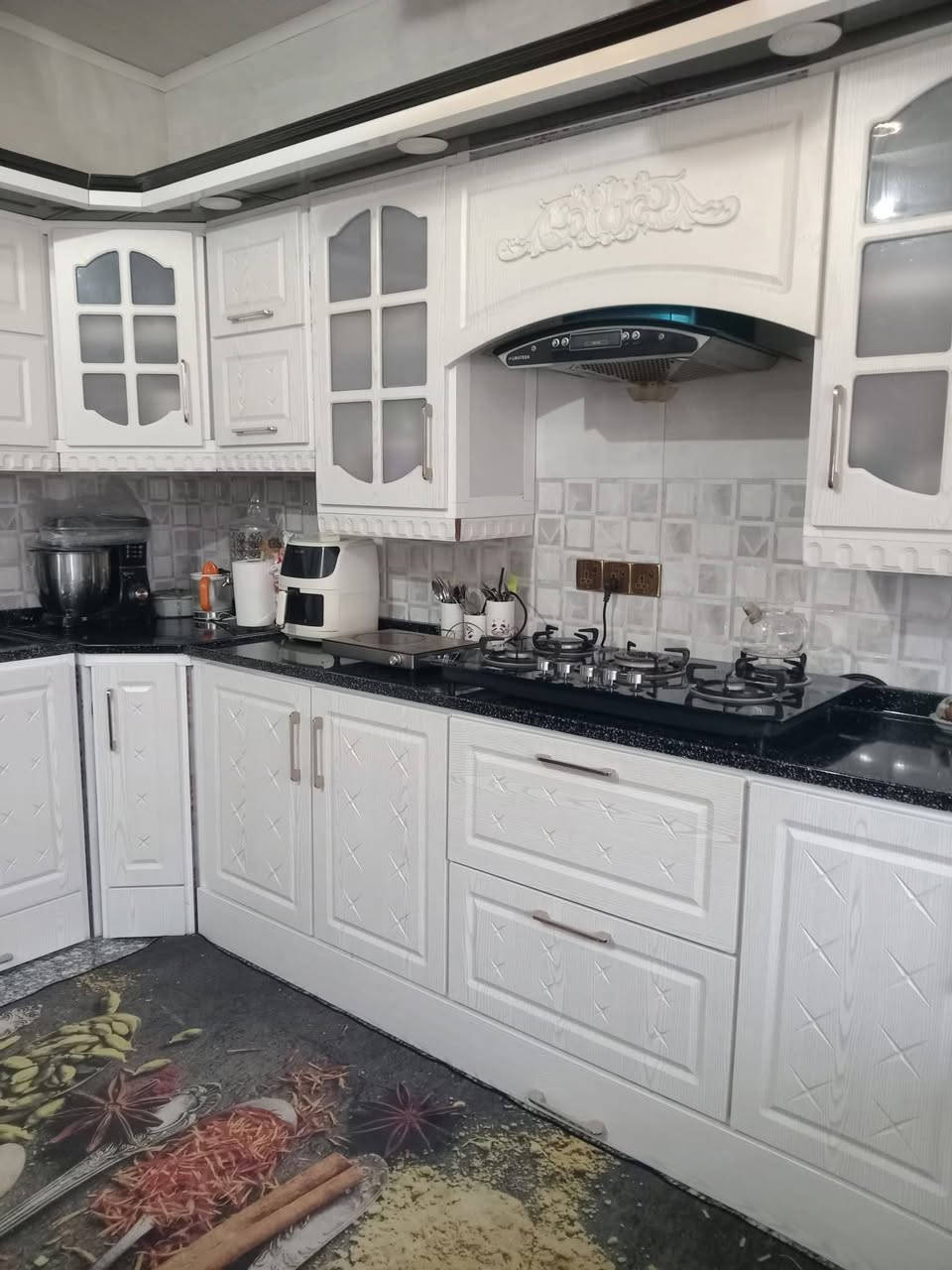 السلام عليكم بيت بناء حديث للبيع طابقين ٣غرف نوم وهول ومطبخ واستقبال حمامات ثنين العنوان مقابل معمل الحرير شارع مهند الحلاق قريب ع مدرسه براعم الإيمان تبليط بالباب مساحه البيت ١٣٠ مع الكاونتر والتانكي والسخان والمغاسل عدد ثنين البيت فازغ حاليا بس جيب غراضك وتكعد الاستفسار *********** البيت طابو زراعي سند ٢٥ السعر ١٠٥ وبي مجال للشراي واذا تريده قسط تتفق ويا ابو المكتب العارضته يمه يبيعلك قسط
