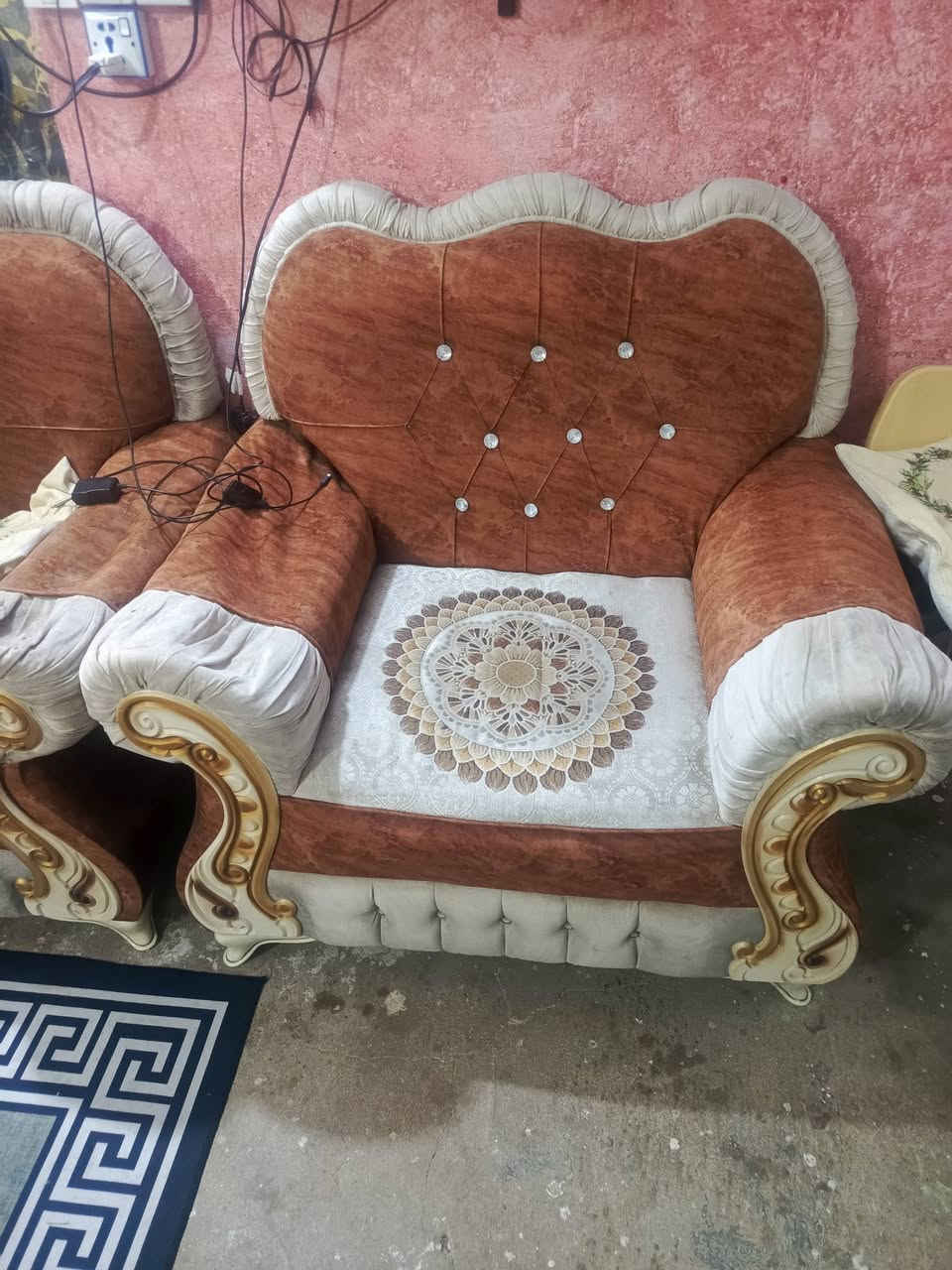 تخم عشر نفرات نضيف حلو بس اليدتين مبينات بصوره شويه طابات اليريده موجود علواتساب ***********
