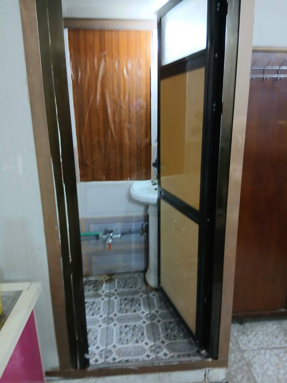 شكرا لأدارة الكروب ...تتوفر غرفة مؤثثة  ومفروشة للايجار بدون دلالية يتسع لطالبة او موظفة ..الدورة شارع ٦٠  ...نت وكهرباء وسحب وماء من ضمن الايجار .. ***********
