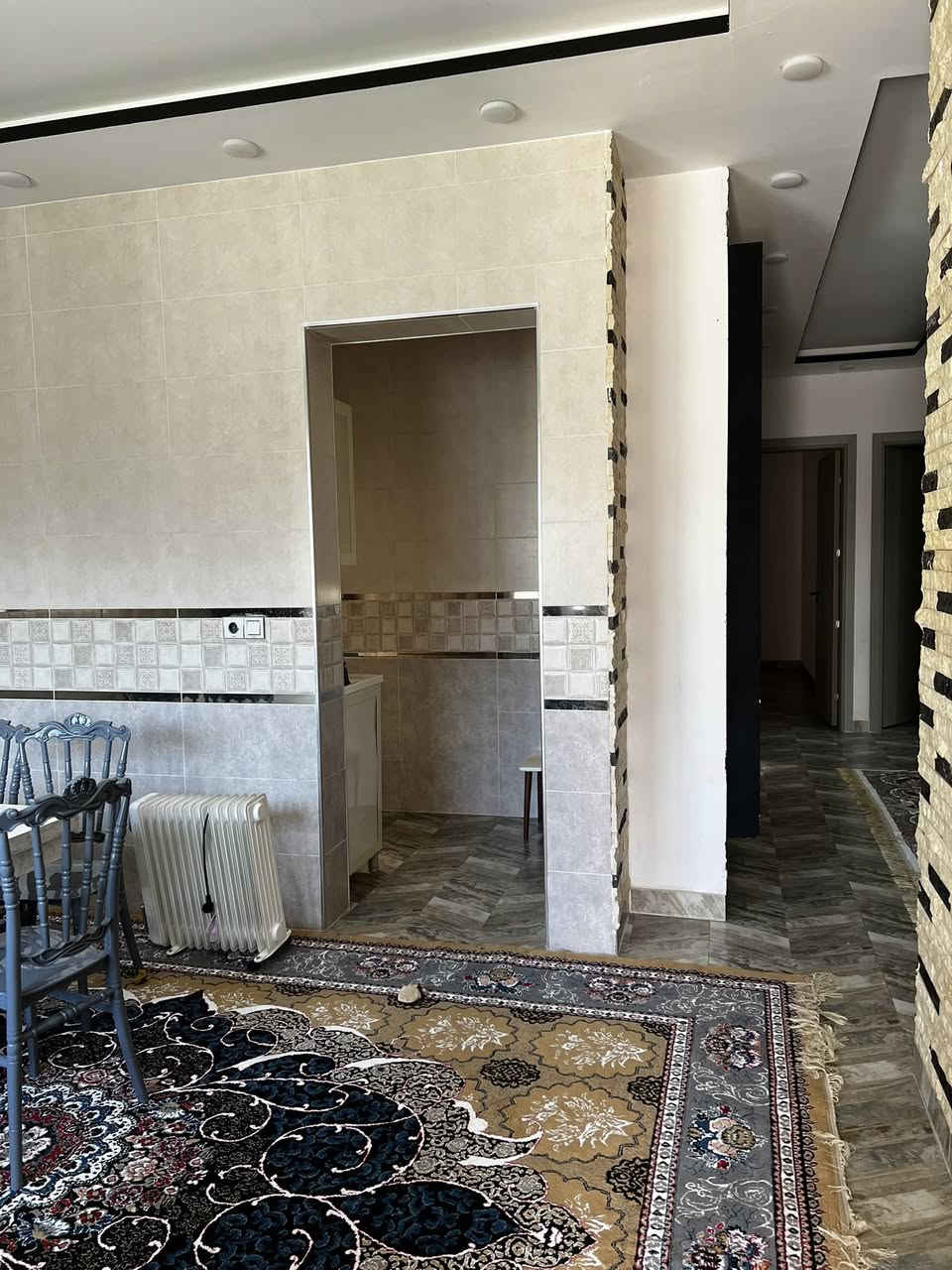 🏘🏘بيت للبيع / ديالى خانقين / مجمع وند ستي طابو صرف مساحة 200 متر طابق واحد 
ثاني فلكه على اليمين ثاني فرع على اليسار 

2 غرفة نوم واستقبال وصالة داخلية ومطبخ حار بارد ومجمع صحيات وبيتونة كبيرة وكراج سيارة وحديقة 

البيت سقف مغربي وسيراميك مو مال شركة والبيت بي تغيرات على ذوق صاحب البيت 

علماً البيت ساحب عليها قرض من المصرف 

السعر / 165 مليون قفل مع الغراض الموجود داخل البيت الغراض مستعمل قليل
تدفع 68 مليون لصاحب البيت والباقي 97 مليون تدفعها للمصرف بشهر 420 الف فقط 

للأستفسار اكثر اتصال بالارقام فقط 
***********
***********
مكتب فريا موفق للعقار
