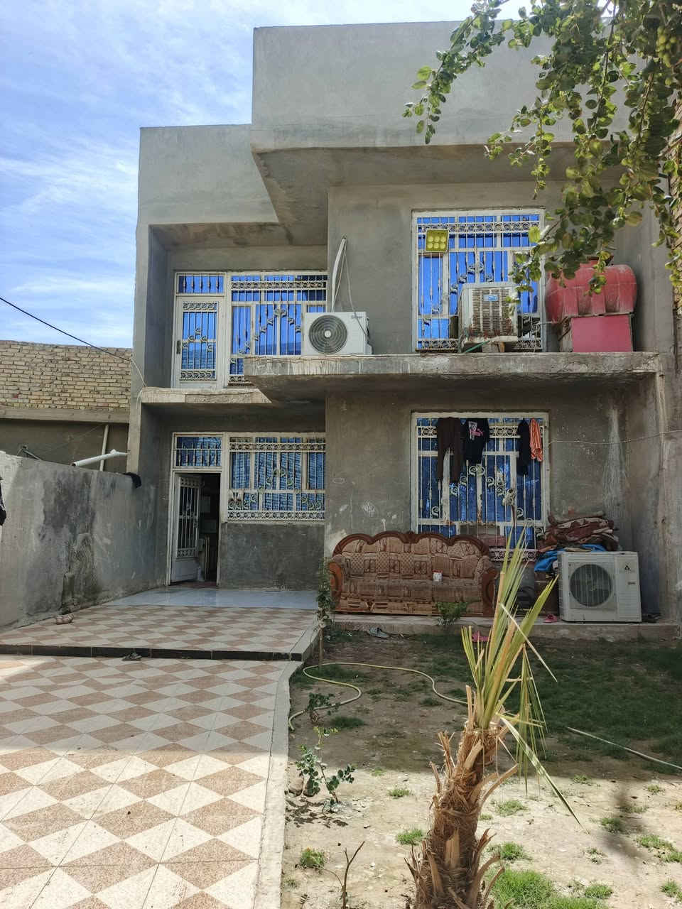 يا الله السلام عليكم اخوان دار طابو ملك صرف باسمي على شارع 80 خلف مجمع السلام السكني يحتوي على ثلاث غرف نوم وصاله واستقبال ومطبخ مجمع صحيات داخليه وخارجيه المساحه بلسند 180 واقع حال 250وبي بعد فضله كدام البيت بل150 
للستفسار ***********
