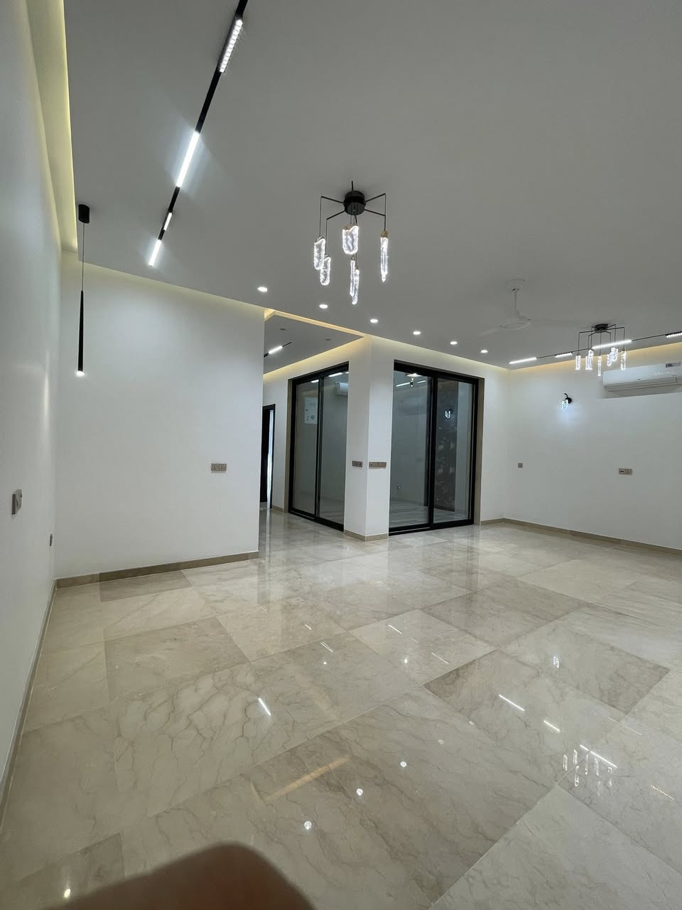 سلام عليكم..متوفر كادر صبغ وجبس بورد وديكورات ***********🌹
