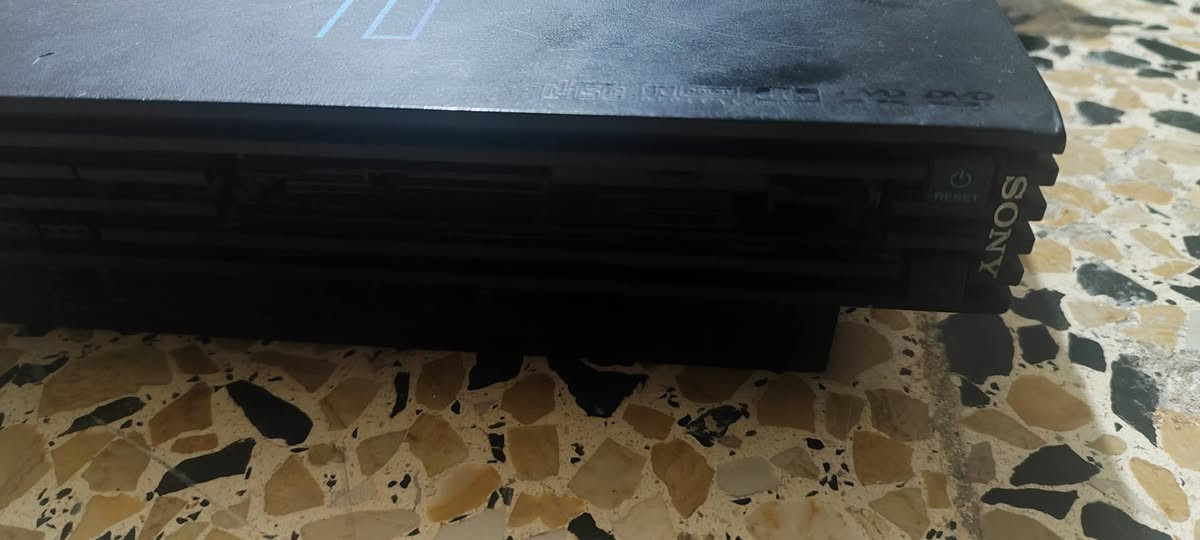 Ps2 fat مهكر opl
ميموري 8mb
فيشه الوان
كنترولرين بس تعبانين 
فيشه كهرب
( الجهاز بدون فلاش) 
ونضافته مثل ما موضحه بالصور 
السعر: 25وبي مجال حك الجيه 
العنوان نينوى حي صدام 
للتواصل: ***********
