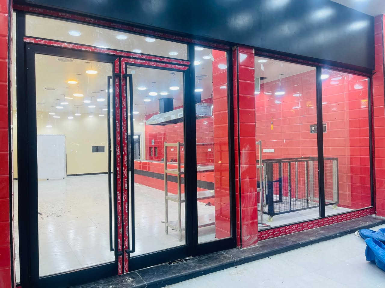 نقدم لكم جزء من اعمالنا 
عمل واجهات الالمنيوم G60 تركي
محجرات منازل وبالكون بيوت 
بيبان الالمنيوم وشبابيك مفصلي وسلايد
بيبان كهربائي مدخل مستشفى 
قواطع مكتبيه حسب الطلب 10ملم عادي ومقسى حراري
كل اعمالنا ضمان يبدا من سنه الى 10سنوات 
صيانه سنتين 😊😊
للاستفسار ***********واتساب
