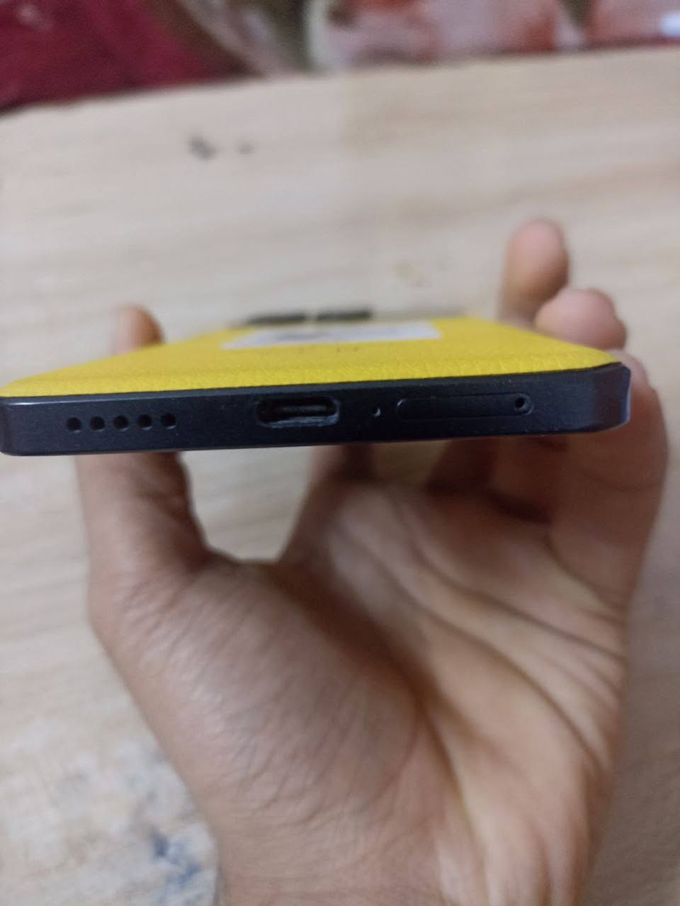 سلام عليكم جهاز POCO X6 PRO  مراوس بجهاز من سامسونج فئت S
POCO X6 Pro 5G (نسخة الـ 512 غيغابايت)
الجهاز غني عن التعريف، وحش بالألعاب والأداء، باللون الأصفر الملكي المميز (الظهر جلد فخم ومريح باليد).
⚙️ المواصفات الكاملة للجهاز:
الذاكرة التخزينية: 512 غيغابايت (مساحة عملاقة تكفي لكل ألعابك وتصويرك).
الرام (RAM): 12 غيغابايت (سلاسة تامة بالتنقل بين التطبيقات).
المعالج: MediaTek Dimensity 8300 Ultra (معالج قوي جداً وممتاز للألعاب الثقيلة مثل ببجي وغيرها على أعلى فريمات).
الشاشة: AMOLED بدقة CrystalRes (1.5K) بتردد 120Hz، تدعم مليار لون وألوانها جداً مشبعة وتفاعلية.
الكاميرا الأساسية: ثلاثية، الرئيسية بدقة 64 ميغابكسل وتدعم المثبت البصري OIS لمنع الاهتزاز أثناء التصوير وفيديوات بدقة 4K.
البطارية والشحن: 5000 مللي أمبير تدعم الشحن السريع جداً بقدرة 67 واط.
الشبكات: يدعم الجيل الخامس 5G.

⚠️ ملاحظة عن حالة الجهاز الحالية:
الشاشة الخارجية: تحتوي على كسر (فطر) واضح بالجهة السفلية (مثل ما موضح بالصور)، لكن اللمس والشاشة الداخلية شغالين بشكل طبيعي.
باقي أجزاء الجهاز: الظهر الجلد، الفريم، الكاميرات، والنظام كلها بحالة ممتازة وبدون أي مشاكل ثانية


**إذا كنت صاحب هذا الإعلان وتريد حذفه لأي سبب، رجاءا أرسل رسالة إلى الدعم الفني**
